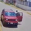 un asaltante roba una camioneta en la calle