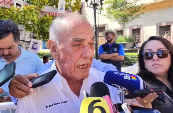 Dr. Eliud Aguirre Vázquez, Secretario de Salud de Coahuila, ofreciendo declaraciones a la prensa en Saltillo, Coahuila