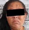 Mujer detenida por policía de Cancún con ojos cubiertos para proteger su identidad.