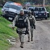 Militares del Ejército Mexicano caminando en una brecha con patrullas de la Policía Municipal de Zapopan detrás y cintas policiacas acordonando el área