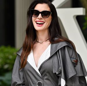 Anne Hathaway asiste al desfile de la colección Crucero 2027 de Louis Vuitton.