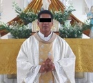 Sacerdote en una iglesia con los ojos tapados para cubrir su identidad.