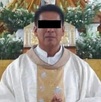 Sacerdote en una iglesia con los ojos tapados para cubrir su identidad.