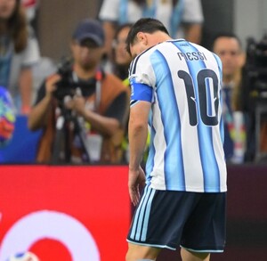 Lionel Messi falló el penal ante Austria en el minuto 6 de juego.