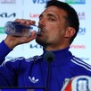 Lionel Scaloni tomando agua en conferencia de prensa previo al partido Argentina vs Austria en el Mundial 2026.