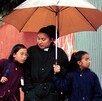 Debido a las lluvias, los habitantes de la Ciudad de México han salido a las calles con paraguas.