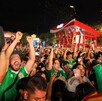 Miles de hombres y mujeres con playeras de la Selección Mexicana viendo un partido del Mundial en el FIFA Fan Fest de Guadalajara