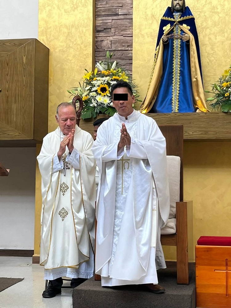 Dos sacerdotes presidiendo una misa en Guerrero.