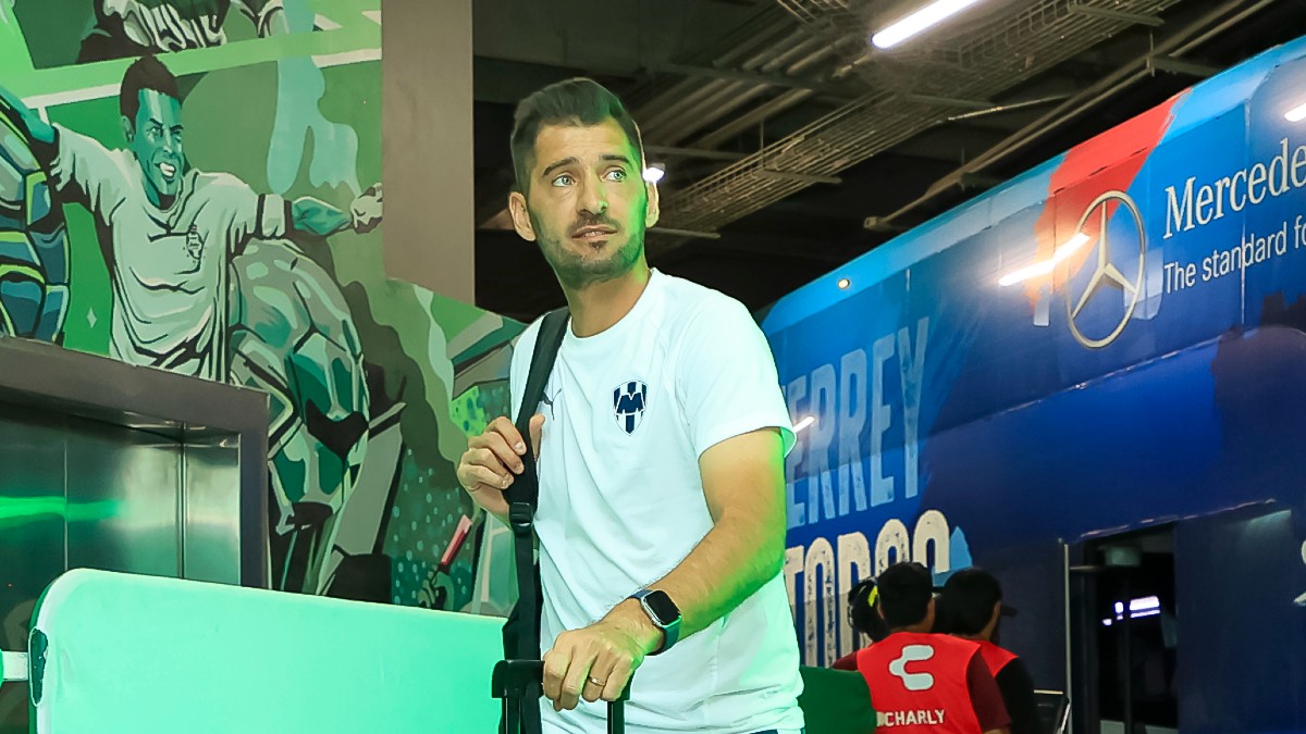 Nicolás Sánchez en el tunel de un estadio de la Liga MX.