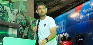 Nicolás Sánchez en el tunel de un estadio de la Liga MX.