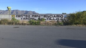 Se observan unas letras en color negro que dicen Centro Penitenciario de Saltillo.