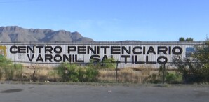 Se observan unas letras en color negro que dicen Centro Penitenciario de Saltillo.