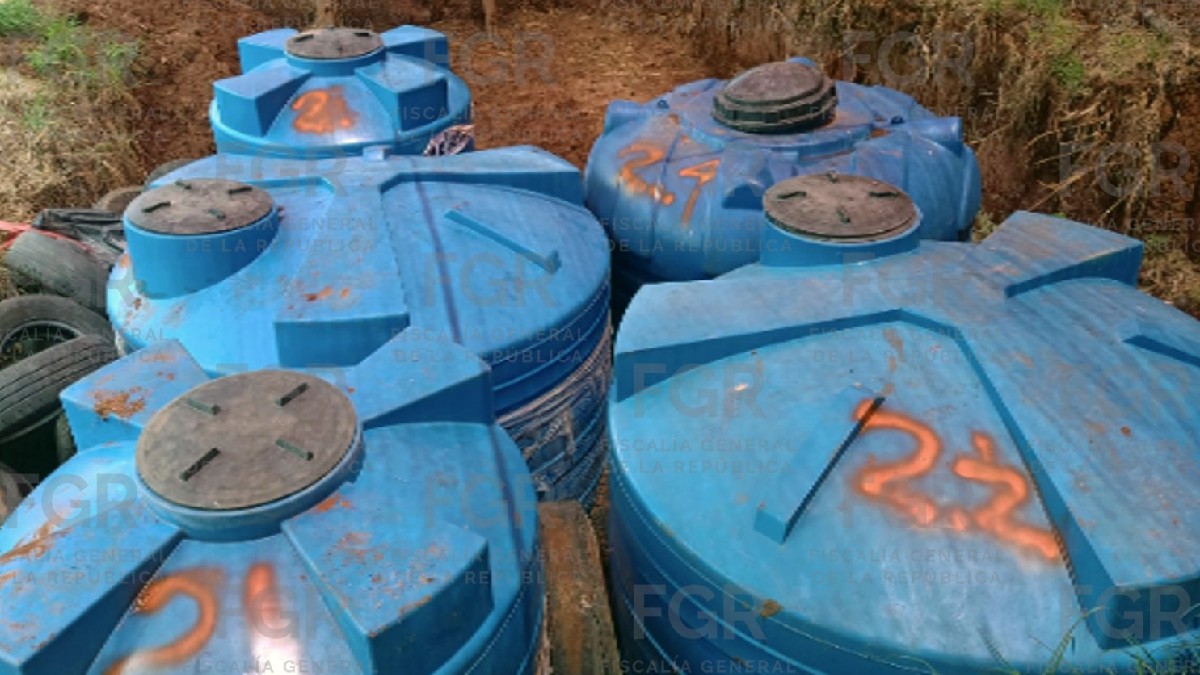 Tanques encontrados con 10 mil 506 litros de hidrocarburo clandestino en Tepatitlán.