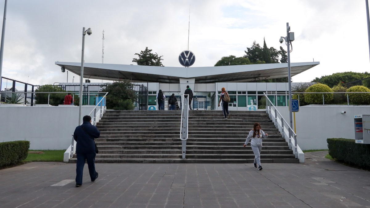 trabajadores de la planta de volkswagen en puebla caminan en la entrada