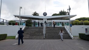 trabajadores de la planta de volkswagen en puebla caminan en la entrada