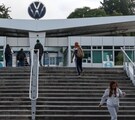 trabajadores de la planta de volkswagen en puebla caminan en la entrada