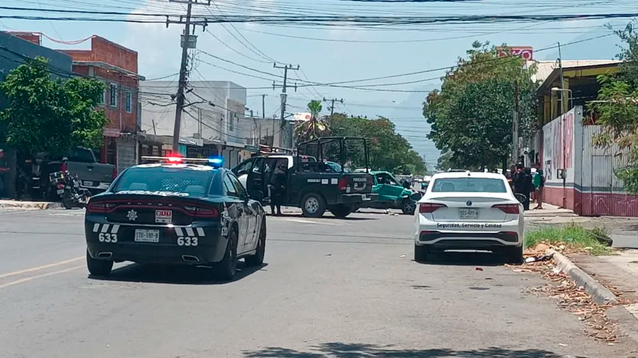 Una persecución entre Fuerza Civil y presuntos ladrones en Monterrey terminó en un choque en la colonia Mirasol.