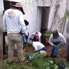 Hombres y mujeres integrantes de un colectivo de búsqueda excavando el terreno dentro de una casa abandonada donde hallaron cuerpos humanos