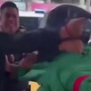 Policías golpean a un civil