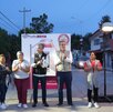 Pepe reunido con vecinos de la colonia bajo las lámparas LED