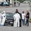 Peritos platicando con personas junto a un vehículo, en la Vía Atlixcáyotl de Puebla.