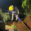 Oficiales de Protección Civil y Bomberos de Guadalajara rescataron ilesos a dos jóvenes atrapados en un paredón gracias a que enviaron su ubicación.