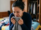 Persona huele con asco una playera seca después de lavarla