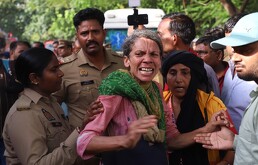 Una mujer llora al ver un incendio en un edificio comercial en Lucknow, India, el lunes 22 de junio de 2026.