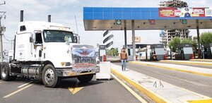 un camión con un letrero de la amotac bloquea la caseta de la vía atlixcáyotl