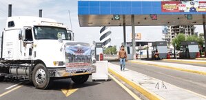 un camión con un letrero de la amotac bloquea la caseta de la vía atlixcáyotl
