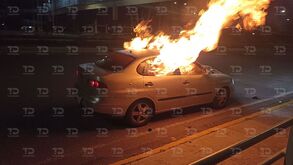 Auto calcinado en Periférico Ecológico