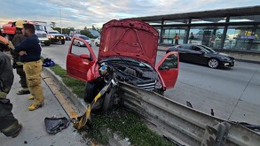 Un fuerte accidente entre un tráiler y un Jetta en Periférico Sur y 8 de Julio dejó dos lesionados y caos vial. Conoce las rutas alternas aquí.