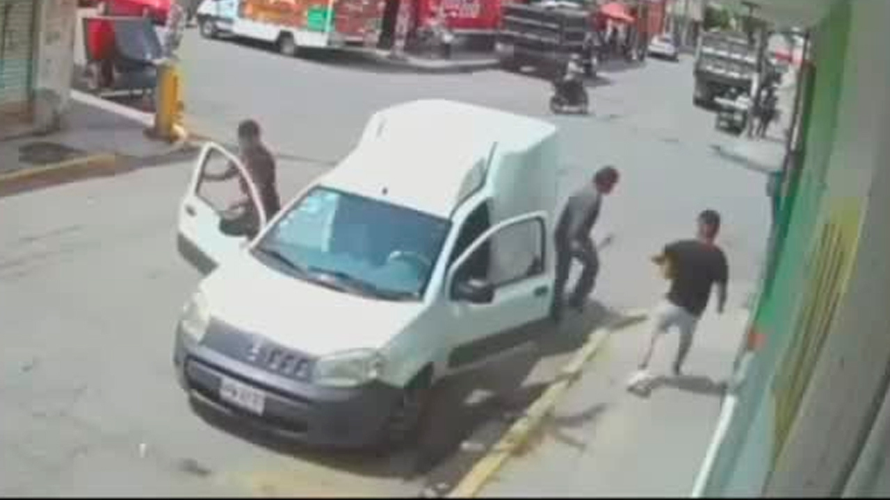 Un vendedor de dulces atacó con un arma blanca a un joven luego de que la víctima rechazara el comprarle parte de su producto en Chicoloapan, Estado de México.