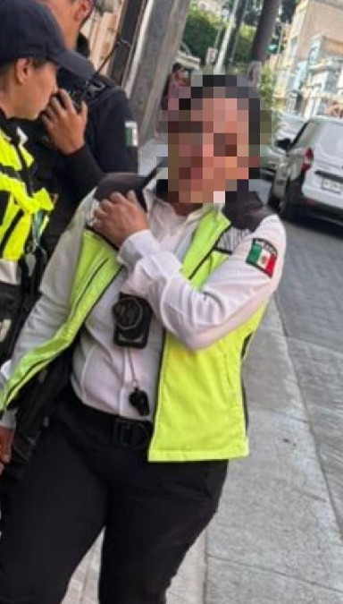 Mujer agente de la Policía Vial de Guadalajara con el rostro censurado con un recuadro pixeleado