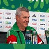El 'Vasco' Aguirre evadió las polémicas y aclaró que no regalará minutos a Guillermo Ochoa en el partido de México contra República Checa en el Mundial.