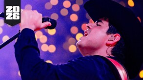 Alfredo Olivas cantando durante un concierto