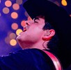 Alfredo Olivas cantando durante un concierto