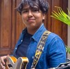 Joven músico con un bajo.