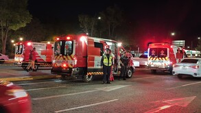 Tres ambulancias de la Cruz Roja de Guadalajara en medio de una avenida con policías viales y autos circulando alrededor