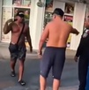 Fotos de turistas peleando en vía pública.