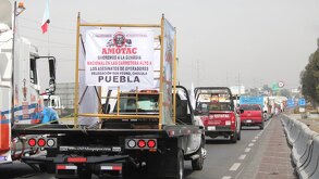 varios vehículos varados en un bloqueo en la autopista méxico puebla
