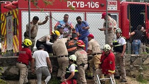 Oficiales de Protección Civil y Bomberos de Zapopan y Guadalajara junto con paramédicos realizando un rescate en un canal