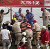 Oficiales de Protección Civil y Bomberos de Zapopan y Guadalajara junto con paramédicos realizando un rescate en un canal