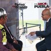 Hombres sentados al interior de una cabina de cablebús.