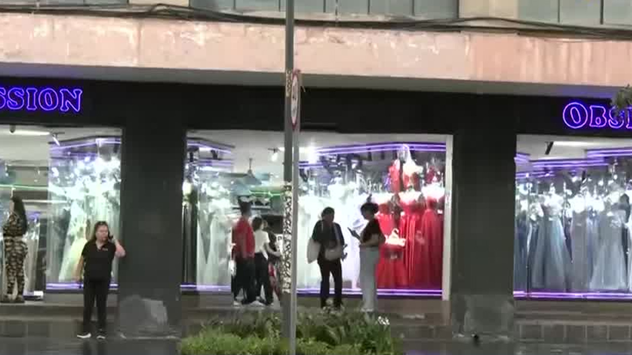 Comerciantes del Centro Histórico de la Ciudad de México celebran el retiro del plantón tras semanas de afectaciones económicas.