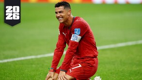 Cristiano Ronaldo de rodillas en el terreno de juego durante el partido de Portugal vs Uzbekistán del Mundial 2026.