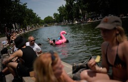La gente acude a refrescarse en el Canal Saint-Martin en París, mientras el servicio meteorológico nacional, Meteo France, puso en alerta roja por ola de calor