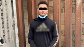 un hombre detenido con los ojos cubiertos