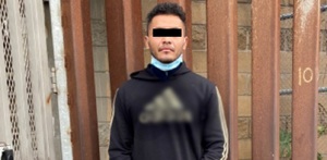 un hombre detenido con los ojos cubiertos