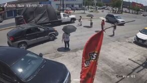 Un operador de un vehículo pesado aceleró contra vecinos que protestaban por falta de luz en avenida Acapulco.